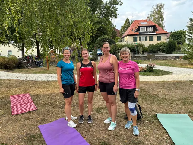 Bei „Bewegt im Park“ konnten sich die Teilnehmerinnen sportlich betätigen. Caroline Hollaus, Antonia Moser, Pamela Pfeffer und Gerlinde Pfeiffer turnten fleißig mit. | Foto: Bernd Dorner