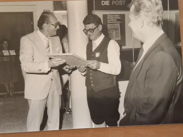 Ein Sonderpostamt und eine Briefmarken-Werbeschau gab es 1985. Karl Hohn vom Briefmarkenverein Grein und Messepräsident Karl Grufeneder. | Foto: privat