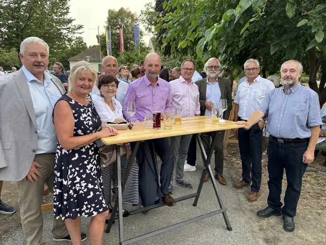 Viele Bürgermeisterinnen und Bürgermeister waren gekommen: Franz Schneider (Großriedenthal), VP-Bezirksgeschäftsstellenleiterin Paula Maringer, Anna Haider (Tulbing), Hannes Zimmermann (Fels am Wagram), Bezirkshauptmann Andreas Riemer, Georg Hagl (Judenau-Baumgarten) sowie die beiden Bürgermeister Leopold Figl (Langenrohr) (2. v. rechts) und Alois Zetsch (Großweikersdorf). | Foto: Victoria Edlinger