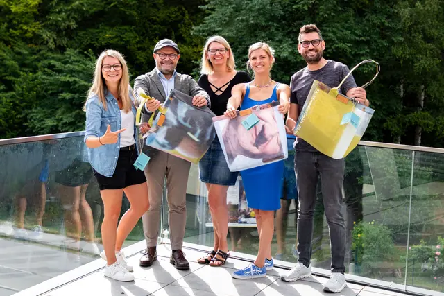 Große Freude über die Nominierung für den Goldenen Hahn bei Raiffeisenbank Ybbstal-Direktor Georg Berger (2. v.l.), Lisa Leichtfried, Sandra Grafeneder, Pia Grabner und Geschäftsführer Thomas Wagner (alle FALKEmedia – v.l.n.r.) | Foto: FALKEmedia