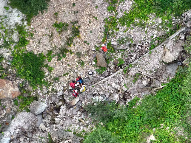 Die Bergrettung barg einen 68-jährigen Wanderer aus den Niederlanden nach einer Suchaktion aus dem Bachbett des Gscheißbaches. Er wurde verletzt ins Bezirkskrankenhaus Kufstein gebracht. | Foto: ZOOM.Tirol
