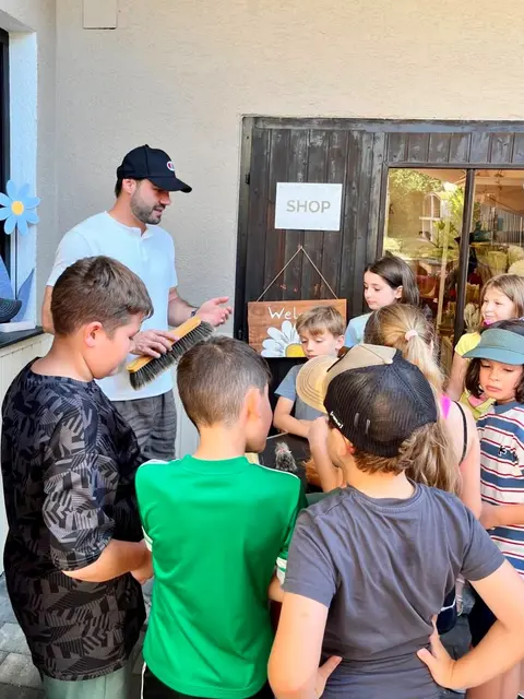 Im Rahmen der Ferienbetreuung besuchten die Kinder der Volksschule Mattersburg die Bürstenerzeugung Eckhardt. | Foto: Bürstenerzeugung Eckhardt