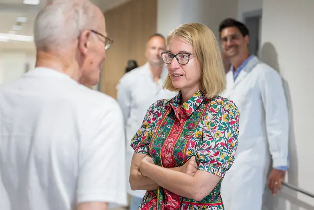 LH-Stellvertreterin Christine Haberlander im Gespräch mit einem der Patienten. | Foto: KUK/Derflinger