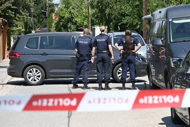 Großeinsatz der Polizei in Langenzersdorf: Nach einem mutmaßlichen Tötungsdelikt laufen die Ermittlungen auf Hochtouren. Eine Person wurde tot aufgefunden, ein Verdächtiger festgenommen. | Foto: DOKU-NÖ
