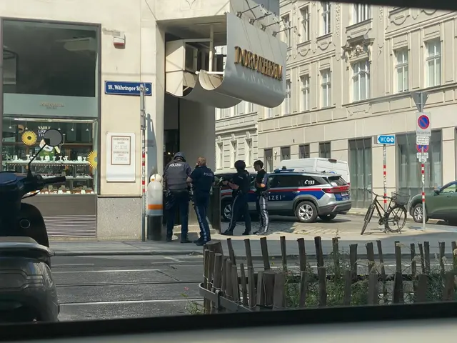 Derzeit kommt es zu einem Großeinsatz beim Dorotheum.  | Foto: Bernhard Lindmoser