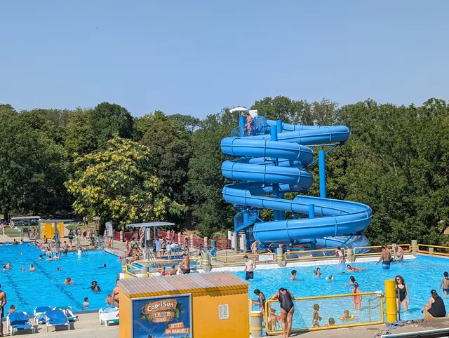 Wer sich auf der blauen Wasserrutsche befindet, steht 25 Meter über dem Beckenrand und hat einen noch besseren Blick auf Wien. 