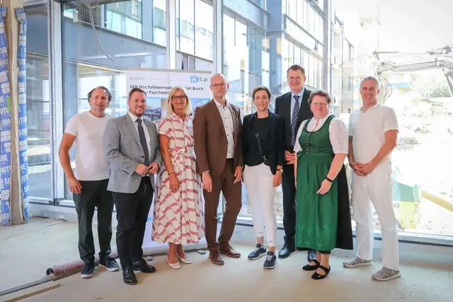 Gleichenfeier für den Psychiatrie-Neubau: Michael Schneider, Marco Triller, Susanne Kaltenegger, 
Manfred Kočever, Johanna Mandl, Ulf Drabek, Silvia Karelly und Geza Gemes. | Foto: Kages/Russold