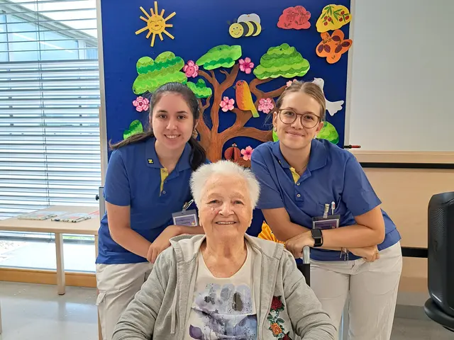 Jede Bewohnerin und jeder Bewohner wollte ein Foto mit den beiden FSJ-Absolventinnen Sophia Horak (links) und Emma Palm (rechts). Bewohnerin Rosa Wessely (Mitte) war die erste, die zum Zug kam. | Foto: PBZ Korneuburg