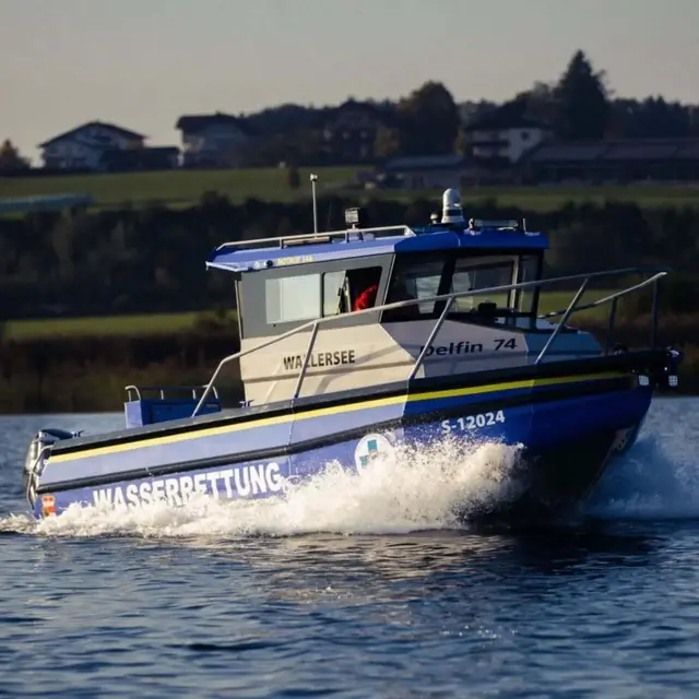 Die Wasserrettung konnte die Person schnell lokalisieren und ins Boot aufnehmen.  | Foto: Wasserrettung Salzburg