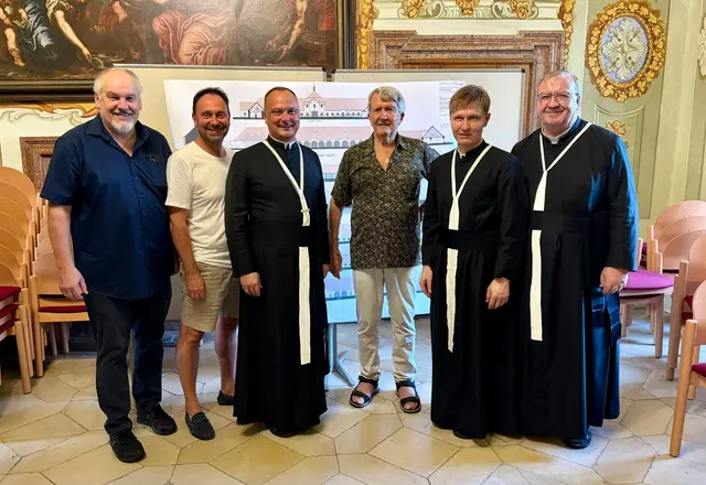 Bürgermeister Bernhard Öttl, Wirtschaftsdirektor Hans Peter Hochhold, Propst Markus Grasl, Architekt Fritz Matzinger sowie die beiden Chorherren Herr Andreas und Herr Thomas. | Foto: MeinBezirk/Doms
