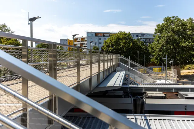 Die neue Brücke verbindet die beiden Bahnsteige. | Foto: Max Döringer