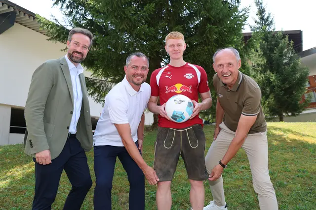 Mit Landeshauptfrau-Stellvertreter Stefan Schnöll, RB Leipzig Geschäftsführer Sport Marcel Schäfer, Nicolas Seiwald und SalzburgerLand-Tourismus-Geschäftsführer Leo Bauernberger

 | Foto: SalzburgerLand Tourismus/Franz Neumayr