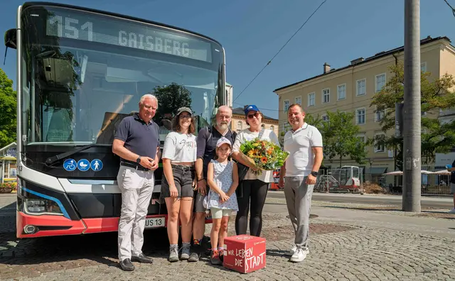 Albus Salzburg begrüßt bereits im August den 100.000. Fahrgast auf der Linie 151. Im Bild: v.l.n.r. Florian Kreibich (Gaisberg-Koordinator), Familie Dietrich, Hermann Häckl (Albus-Geschäftsführer) | Foto: Stadt Salzburg/Alexander Killer