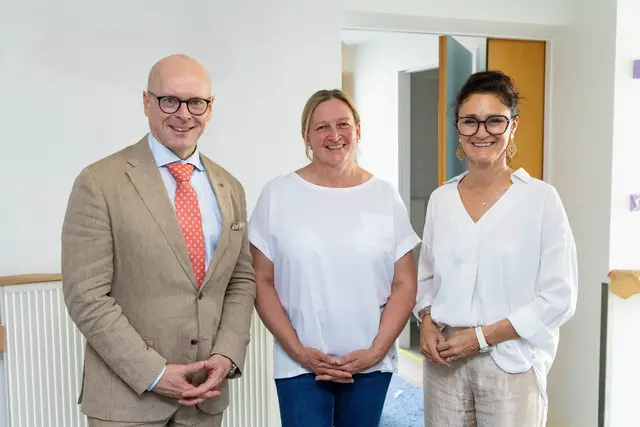 Vor Ort in der neuen Wohn- und Betreuungseinrichtung "Haus Lukas" der Caritas. Im Bild: Landesrat Wolfgang Fürweger mit Marion Kreidenhuber (Einrichtungs-Leitung) und Andrea Schmid (Direktorin Caritas Salzburg). | Foto: Land Salzburg/Neumayr/Hofer