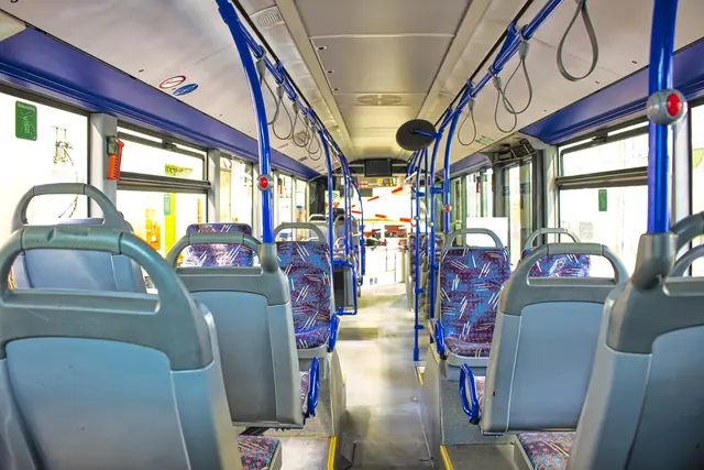 Eine 80-jährige Frau wurde beim Einsteigen in einen Linienbus in Absam verletzt. (Symbolbild) | Foto: Pixabay/Mario Venzlaff