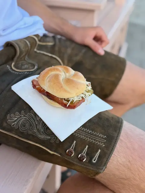 Der Welser Ex-Polizist Gabriel Lehner will mit seinem Street-Food-Lokal "Alpis" und echtem Leberkäse aus Österreich bei den Schweden in Stockholm punkten. | Foto: Alpis