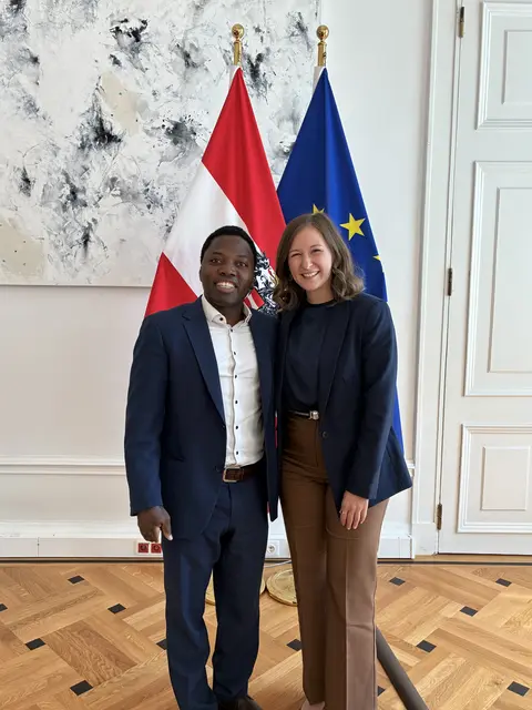 Salif Nikiema mit Ministerin Claudia Bauer | Foto: privat
