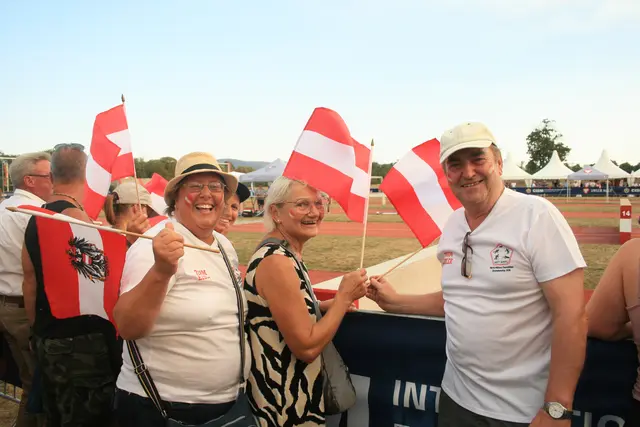 Österreicher und ÖSterreicherinnen feuern unsere Athleten und Athletinnen von der Seitenlinie aus an | Foto: Rebecca