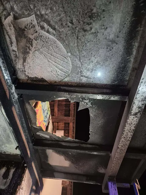 Durch die starke Hitze ging eine Glasscheibe der Terrassenüberdachung kaputt. | Foto: Feuerwehr St.Jakob im Rosental