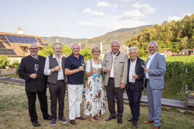 Drei ehemalige österreichische Landeshauptleute und Träger der Goldenen Marille bei der Gästeehrung in Spitz an der Donau.
v.li.n.re.: Franz Lechner, Ing. Franz Machhörndl, Dr. Erwin Pröll, Susanne Zaninger, Hermann 
Schützenhöfer, Dr. Josef Pühringer und Landtagspräsident Mag. Karl Wilfing  | Foto: Tourismusverein Spitz/Robert Herbst