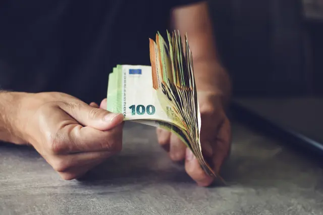Ab September erhalten die Außerfernerinnen und Außerferner Gutscheinkarten im Wert von 150 bis 290 Euro. | Foto: Symbolbild Adobe Stock/Edita