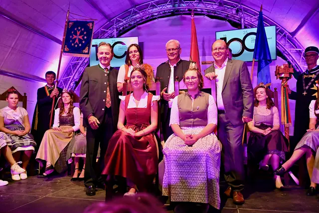 In Anwesenheit zahlreicher Ehren- und Festgäste wird die Burgenländische Weinkönigin Maria IV. (Maria Liegenfeld aus Donnerskirchen) zur österreichischen Weinkönigin gekrönt.  | Foto: Josef Steiger