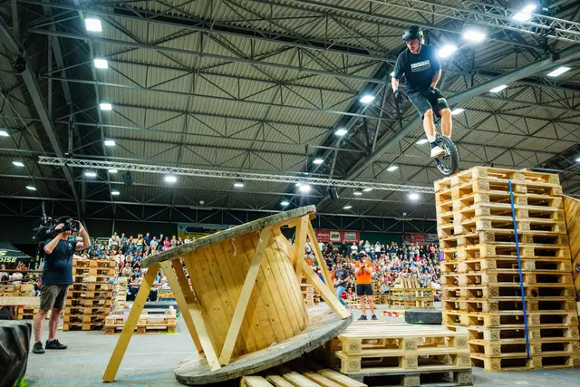 Johannes Baumkirchner jubelt über seine Erfolge bei der Einrad-WM in Steyr: Zwei Weltmeistertitel, zwei Silbermedaillen und ein neuer Weltrekord im Long Jump on Track. | Foto: Thomas Hoeser