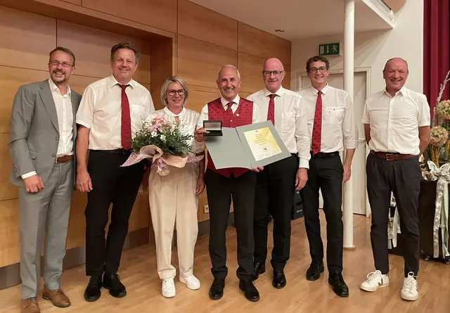 Dr. Edwin Grubert, GL Martin Westreicher, Sonja Netzer, Prok. Toni Netzer, GL Anton Hochenegger, GL Manuel Nigg, AR-Vors. Josef Purtscher (v.l.n.r.)
  | Foto: Raiba Serfaus-Fiss-Ried-Nauders