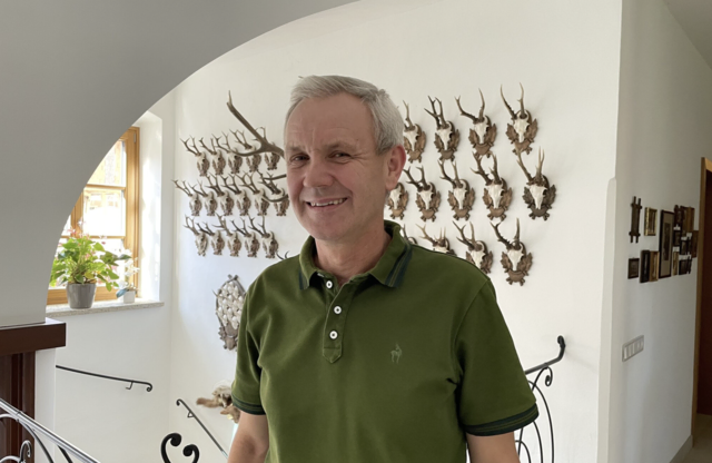 Bezirksjägermeister Alfred Weinbergmair und seine Waidmänner in der Region Wels schaffen Wasserstellen für die Wildtiere. | Foto: Meinbezirk