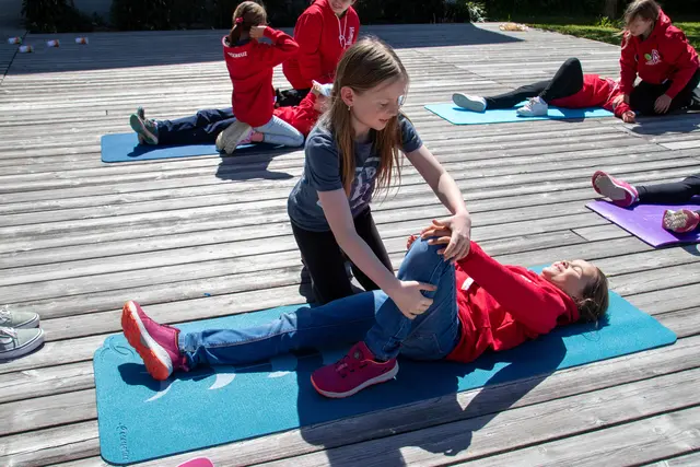 Jugendrotkreuz-Kinder üben die stabile Seitenlage unter den wachsamen und stolzen Augen ihrer Gruppenbetreuerinnen. | Foto: JRK/Haider
