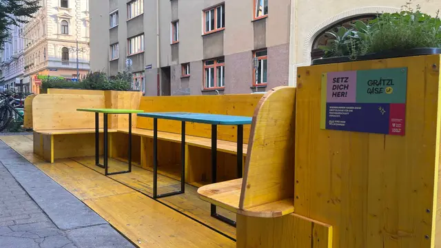 Zwölf Sitzplätze gibt es in der neuen Grätzloase.  | Foto: BV6