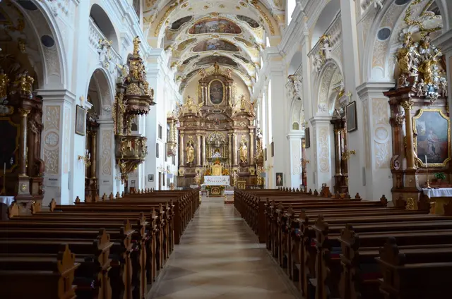 Alte Kirchen, Dome und Basilika sind immer ein guter Tipp, wenn man Abkühlung sucht.  | Foto: Basilika Frauenkirchen