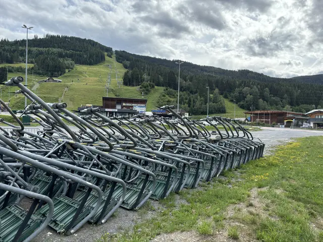 Die alten Liftsessel werden bei der Kreischberg-Talstation verkauft.