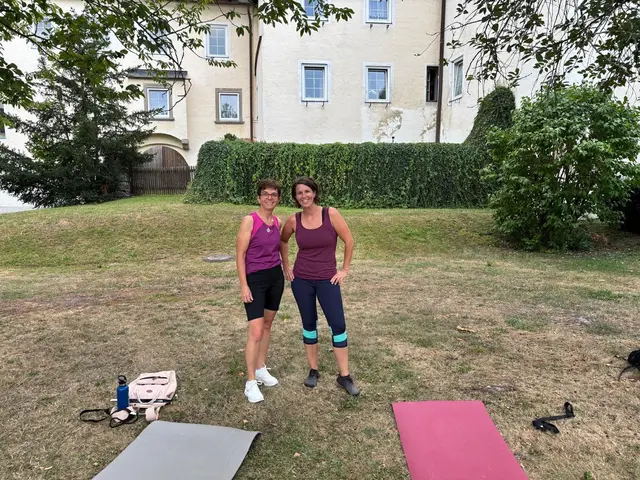 Vorturnerin Gerda Riegler und Melanie Wieseneder. | Foto: Bernd Dorner