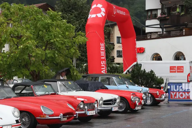 Die Oldtimer, die bei der Ötztal-Classic starteten, konnten in Oetz bewundert werden