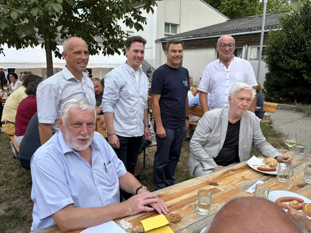Bürgermeister Hannes Zimmermann, Bernhard Heinreichsberger, Stefan Czamutzian, Obmann Sascha Wieser mit Franz Fischler &amp; Peter Pelinka (sitzend). | Foto: Victoria Edlinger