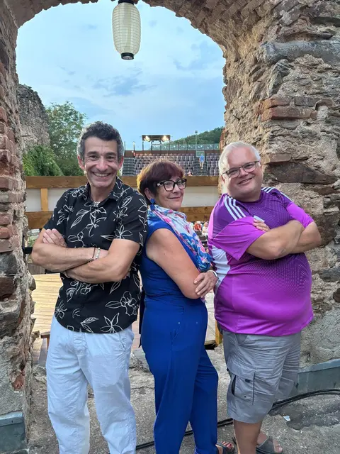 Die Burg Gars am Kamp verwandelte sich am Donnerstag, dem 6. August, in eine Bühne voller Humor und guter Laune. Mit seinem aktuellen Programm „Stimmt“ begeisterte Omar Sarsam das zahlreich erschienene Publikum und sorgte von der ersten bis zur letzten Minute für einen Abend voller Lacher. | Foto: Manuela Danzinger