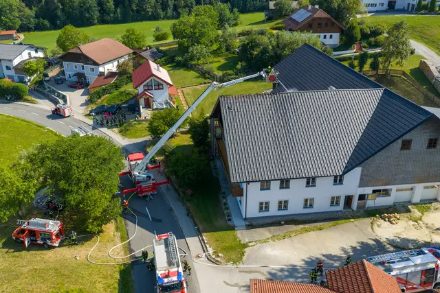Insgesamt waren 145 Feuerwehrmitglieder im Einsatz.  | Foto: Fotokerschi/Matthias Kaltenleitner