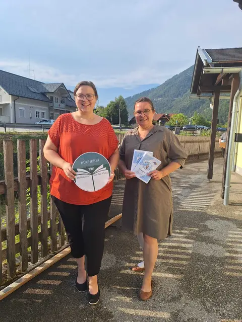 Büchereileiterin Evelyn Gratzer und Arbeitsgruppenleiterin des DEV-Ferienprogramms gGR Petra Mandl | Foto: Evelyn Gratzer