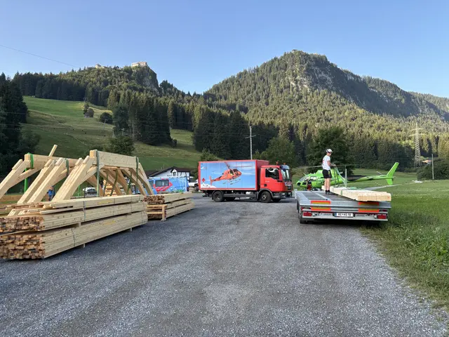 Mehr als 20 Flüge waren notwendig, um die tonnenschweren Bauteile an den Ort der Bestimmung zu bringen. | Foto: Hartman