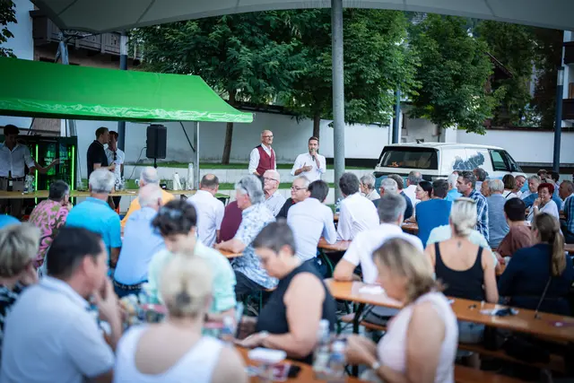 Ca. 80 Interessierte kamen zum Dorfplatz Fügen um mit LH Mattle und LAbg./Bgm. Mainusch zu diskutieren.  | Foto: Land Tirol