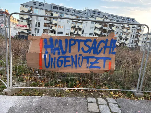 Zuletzt wurde der Bauzaun um die Kendlerstraße von Unbekannten mit Parolen beschmiert. Sie weisen darauf hin, dass in der Baulücke bislang nichts geschehen ist.  | Foto: Janine Kokesch/MeinBezirk