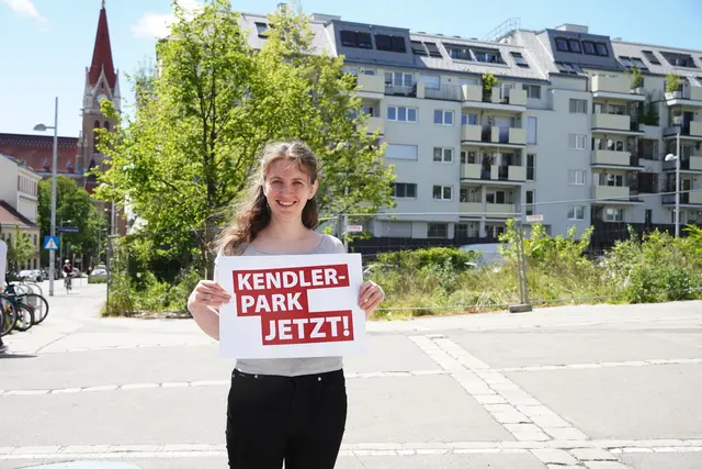 Lena Coufal, Bezirkssprecherin der KPÖ Penzing,  bezeichnet den fehlenden Baufortschritt als "Skandal".  | Foto: KPÖ Penzing