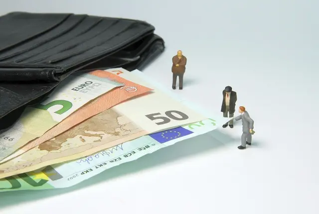 Die Arbeiterkammer Tirol fordert angesichts des Equal Pension Day am 9. August die Anrechnung von Kinderbetreuungs- und Pflegezeiten in der Pension. (Symbolbild) | Foto: &amp;lt;a href="https://pixabay.com/de/photos/finanzamt-geldstrafe-miniaturfiguren-4007153/" onclick="window.open(this.href); return false;" rel="nofollow"&amp;gt;Pixabay/wir_sind_klein&amp;lt;/a&amp;gt; (Symbolbild)