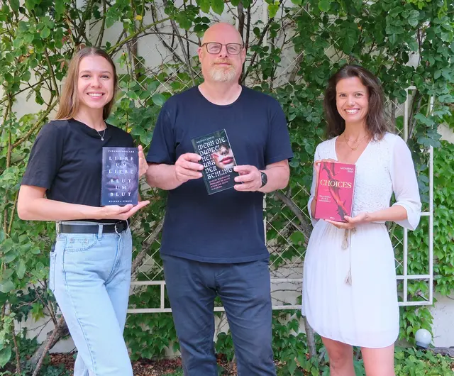 Die Rathausgalerie als Talenteschmiede für junge Künstler – den Anfang machen die beiden jungen Autorinnen Belinda Simon (l.) und Katharina Riha (r.) im Bild mit Kulturstadtrat Stephan Schimanowa. | Foto: Claudia Reisinger