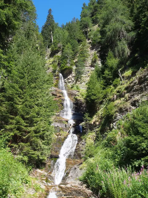 Naturdenkmal Eisackfall an der Brenner-Wasserscheide: Wildes Wasser und weiße Gischt brechen aus einer engen, bewaldeten Felsenkluft hervor, direkt abseits der viel befahrenen Transitroute E45.