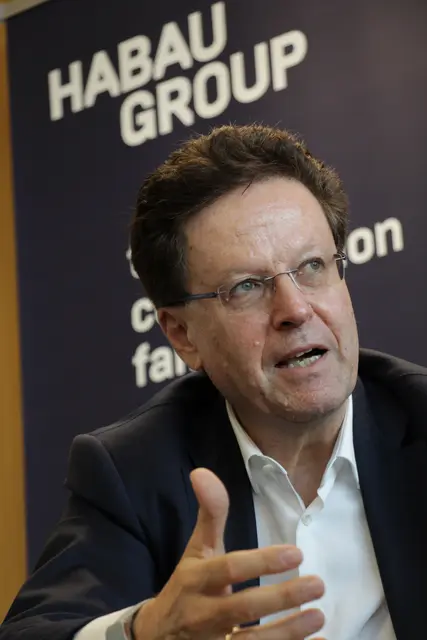 Habau Group-CEO Hubert Wetschnig: "Wir sind natürlich vorsichtig beim Einsatz der KI, es gibt kein blindes Vertrauen, weil am Ende ja jemand dafür haftet." | Foto: MeinBezirk/Ingo Till