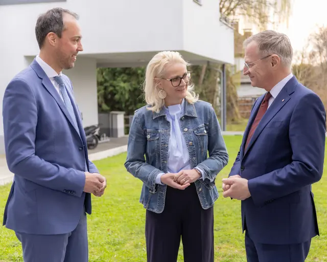 Dank Thomas Stelzer (ÖVP) und der guten Wirtschaft des Landes dürfen sich Gemeinden in der Region über einen Finanzbonus freuen. | Foto: OÖVP