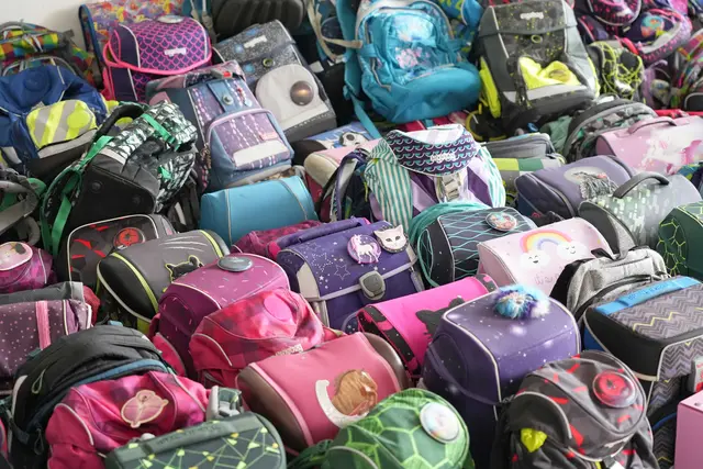 Insgesamt 1.120 Schultaschen und Schulrucksäcke wurden heuer im Rahmen der Tiroler ReUse-Schultaschensammlung gesammelt und für eine Weitergabe an Kinder und Familien in Tirol aufbereitet. | Foto: Land Tirol/Dorfmann