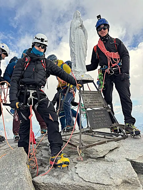 Die beiden Oberwarter Gipfelstürmer Jan Hofer (re.) und Nico Kurzbauer standen am 21. Juli um 09:30 Uhr auf ihrem ersten Viertausender - bei der Madonna am Gran Paradiso (4061 Meter) in Italien.  | Foto: Jan Hofer